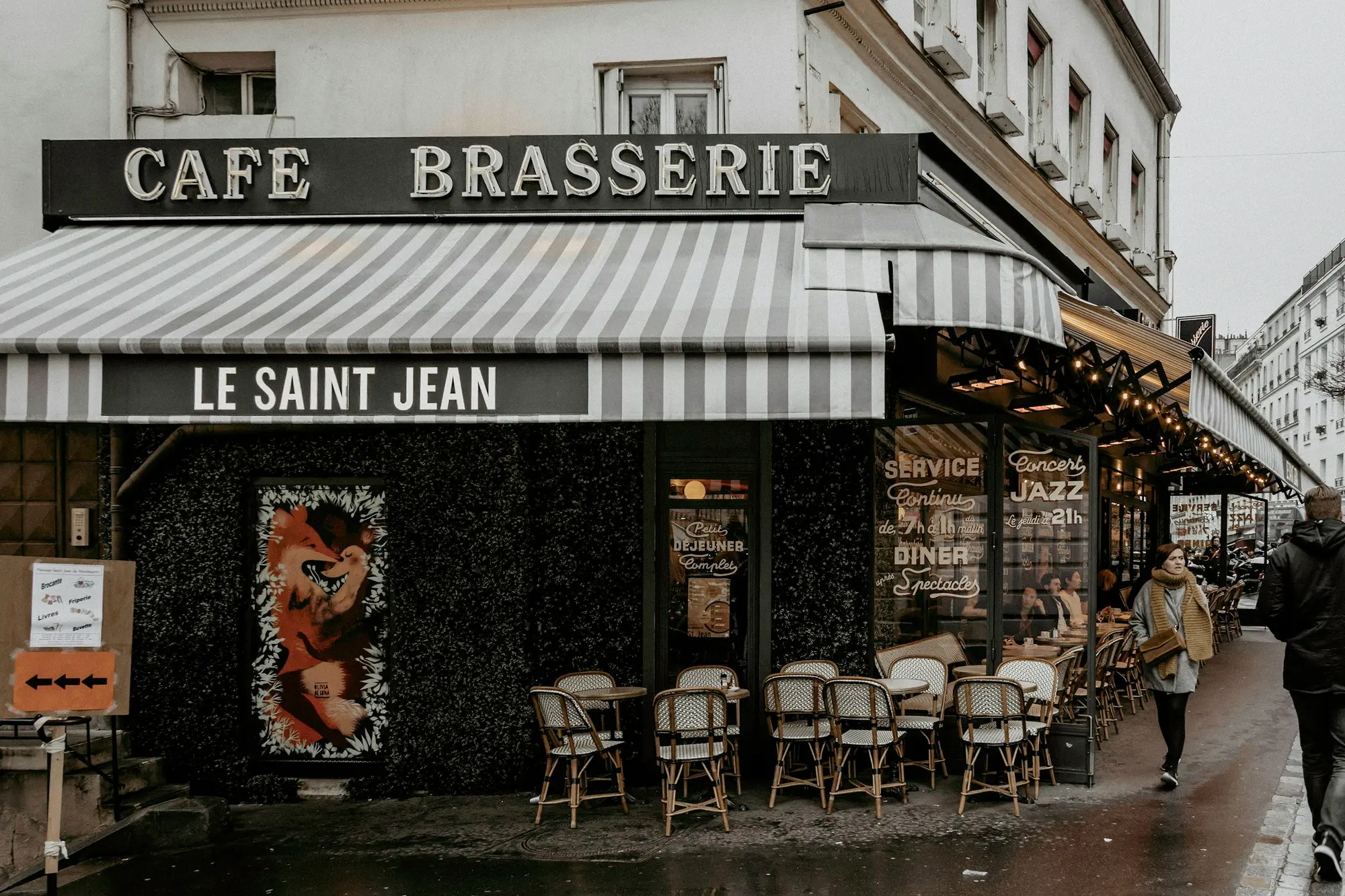 Devanture d'une brasserie de quartier, Paris 18e