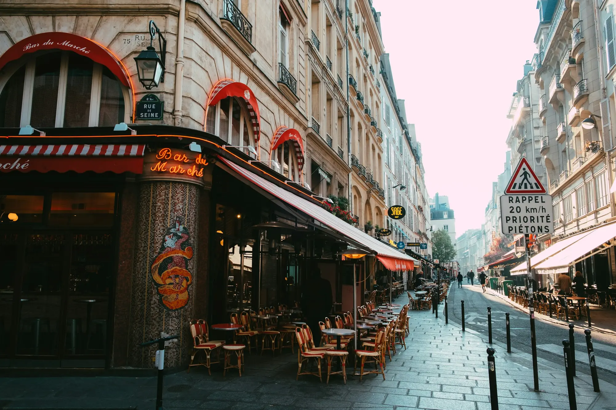 Café de quartier à l'angle de deux rues parisiennes