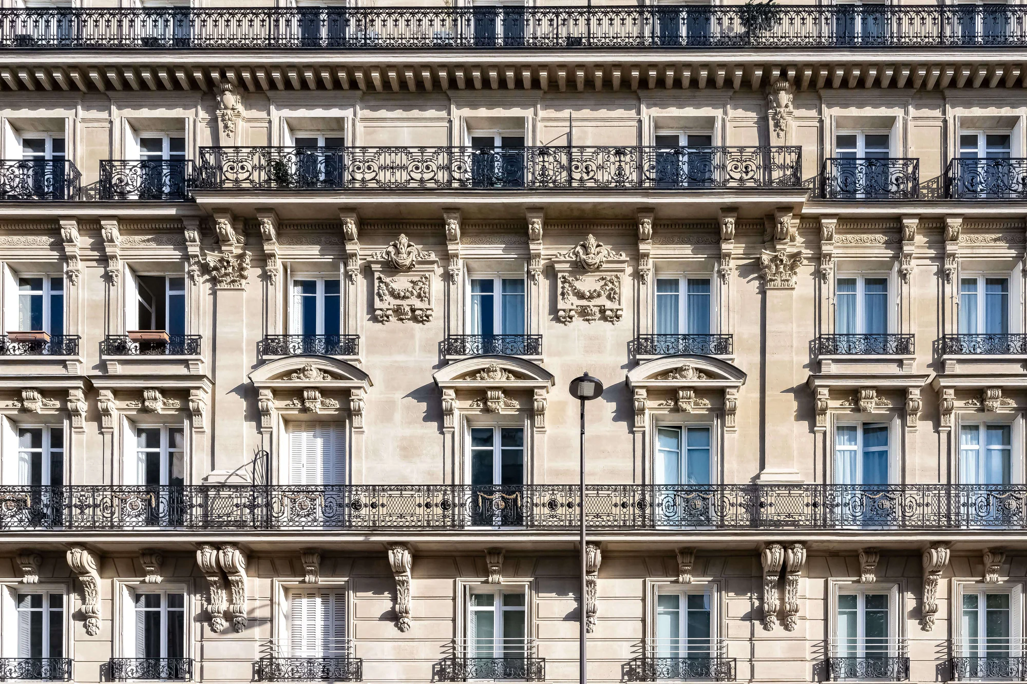 Façade haussmannienne parisienne, pierre de taille et balcons filants