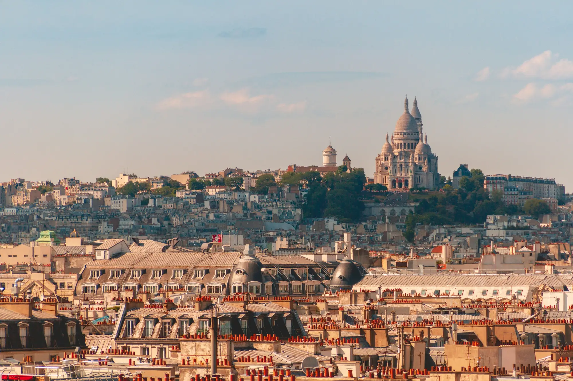 La butte Montmartre et le Sacré-Cœur vus des toits de Paris, en fin de journée