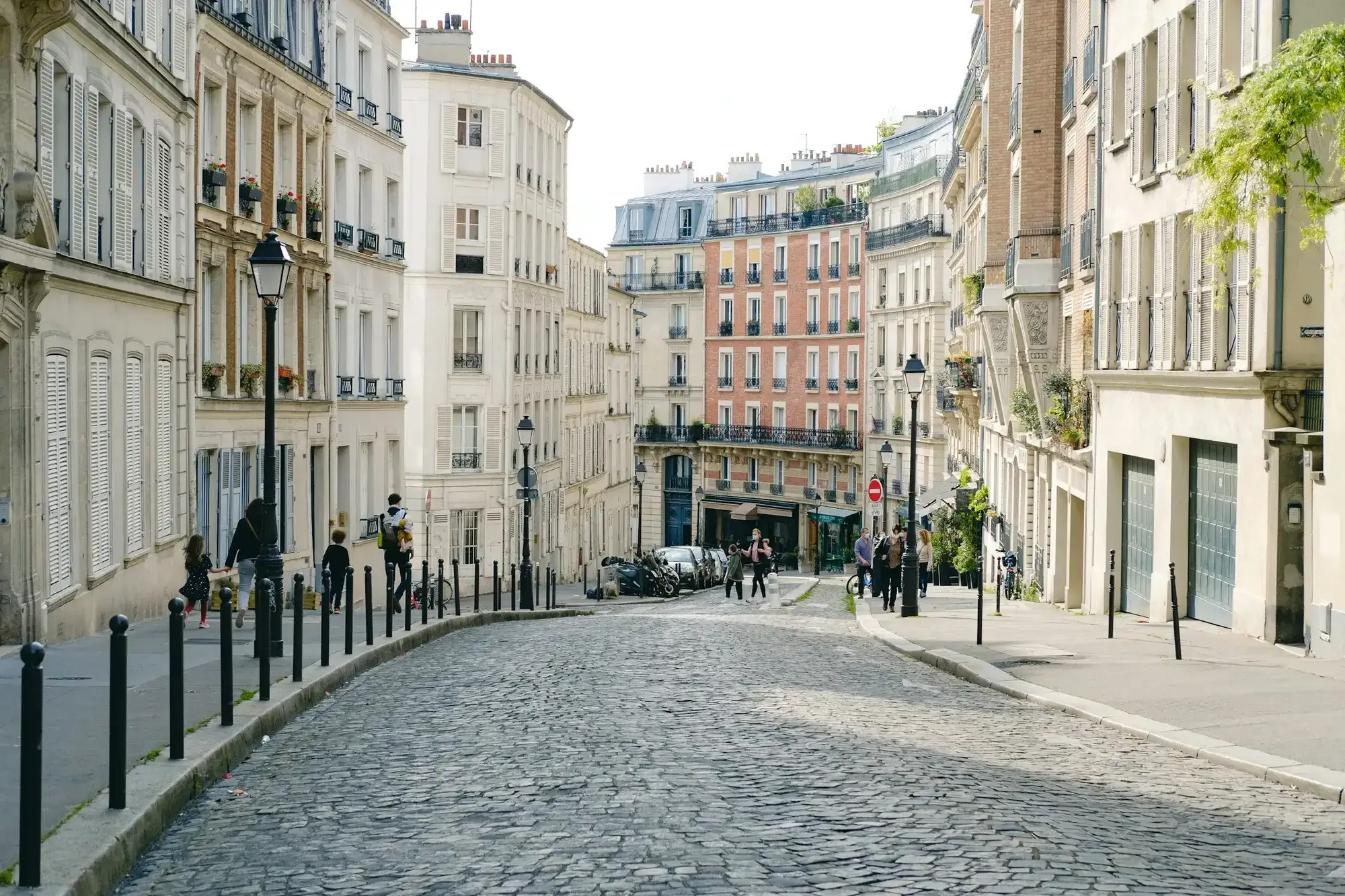 Rue pavée bordée d'immeubles parisiens