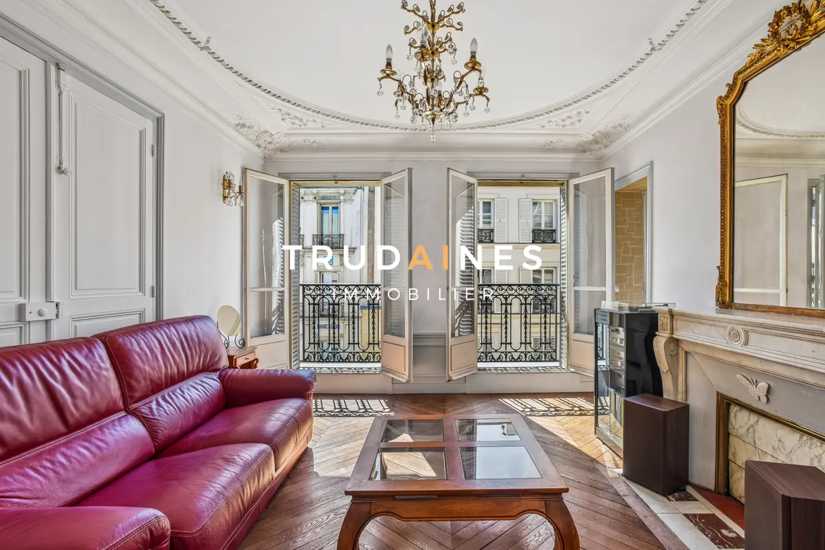 Salon d'un appartement haussmannien du 9e, moulures et cheminée de marbre
