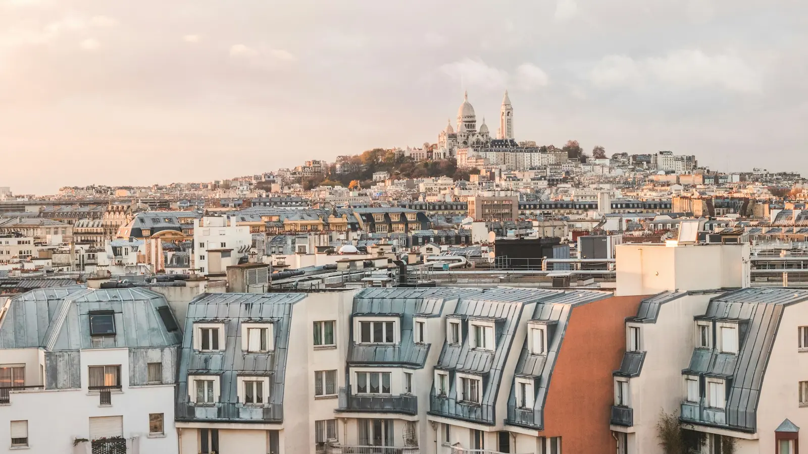 Les toits de Paris et la butte Montmartre au loin