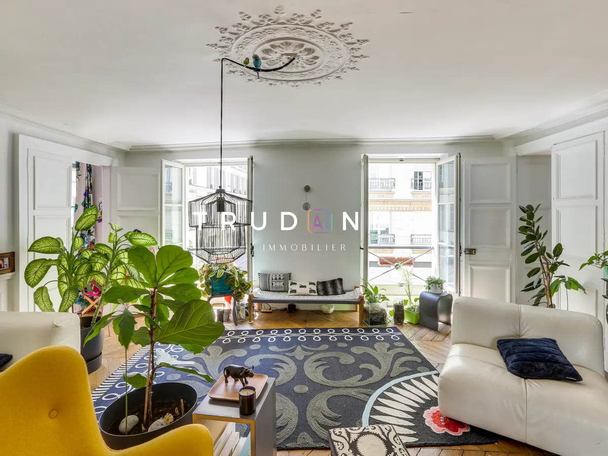 Pièce de réception d'un appartement familial du 9e arrondissement