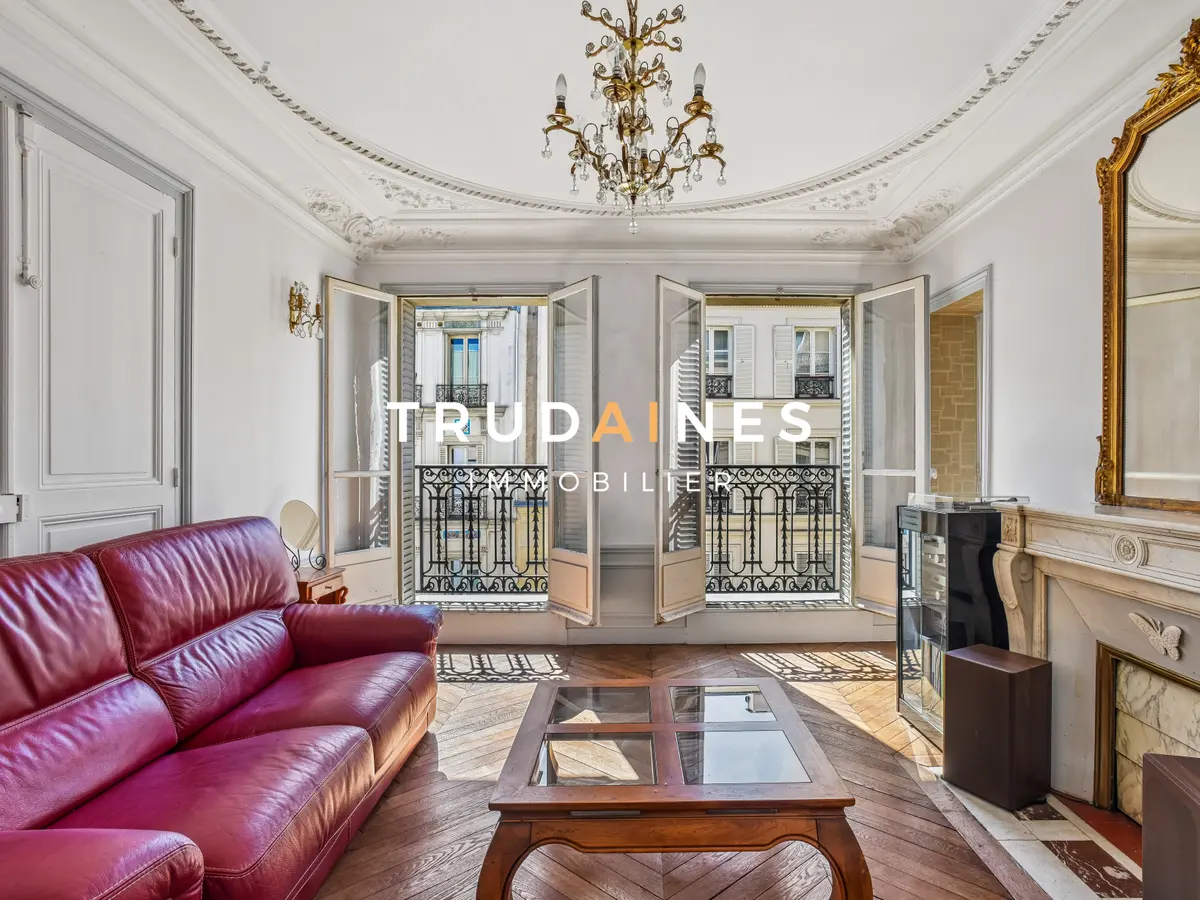 Salon d'un quatre pièces haussmannien, secteur Trudaine Condorcet, Paris 9e